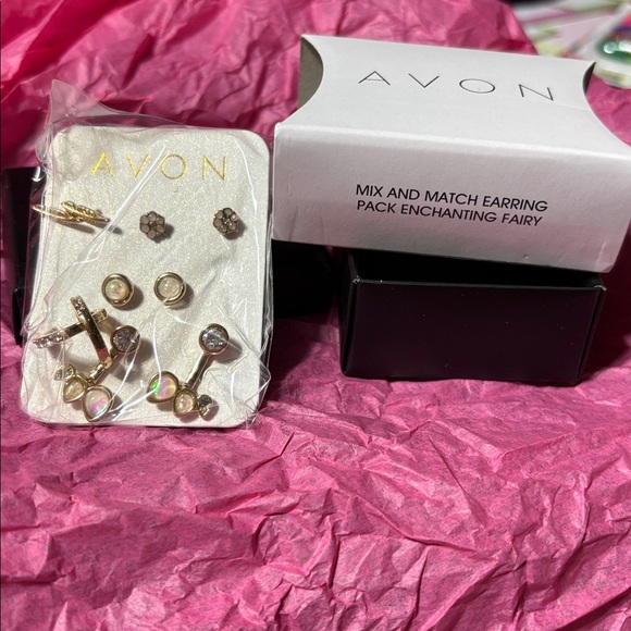 Avon items: mini memo paper, pen, & mirror; 10 pairs of earrings; bracelet. - Picture 5 of 11